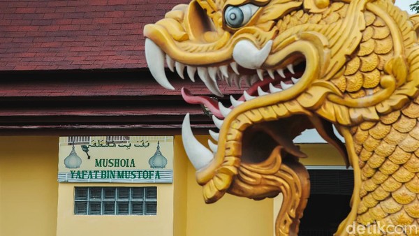 Hal tersebut terlihat dari kehadiran Mushola Yafat bin Mustofa yang berada di sebelah kiri bangunan Vihara Hemadhiro Mettavati. Hal tersebut terlihat dari kehadiran Mushola Yafat bin Mustofa yang berada di sebelah kiri bangunan Vihara Hemadhiro Mettavati.