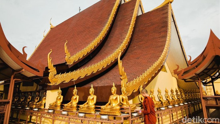 Sebuah bangunan megah dan berkilau keemasan jadi pemandangan menarik di tengah permukiman warga di barat Jakarta. Bangunan itu adalah Vihara Hemadhiro Mettavati
