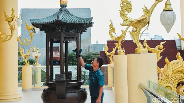 Dilansir dari CNN Indonesia, kemegahan bangunan yang berada di area permukiman warga tersebut bukan ingin menunjukkan keangkuhan melainkan kehangatan sekaligus semangat toleransi. Dilansir dari CNN Indonesia, kemegahan bangunan yang berada di area permukiman warga tersebut bukan ingin menunjukkan keangkuhan melainkan kehangatan sekaligus semangat toleransi.