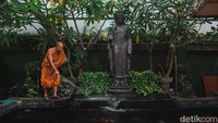 Selain berdiri bangunan vihara, kawasan tersebut juga dilengkapi dengan taman dan kolam ikan.