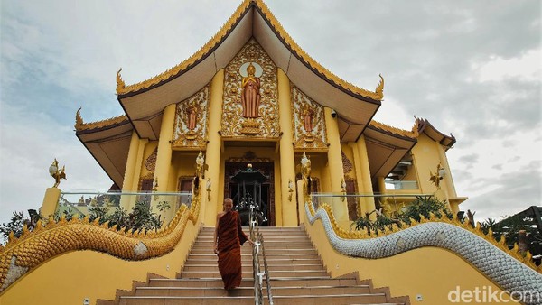 Kebaktian Vihara Hemadhiro Mettavati di hanya diselenggarakan Minggu mulai pukul 9 pagi. Untuk anak-anak sekolah Minggu menempati ruang kebaktian di bawah. Sedangkan untuk kebaktian umum berada di Baktisala Utama. Kegiatan kebaktian tidak akan bentrok dengan kumandang adzan karena sudah selesai sebelum pukul 12 siang. Kebaktian Vihara Hemadhiro Mettavati di hanya diselenggarakan Minggu mulai pukul 9 pagi. Untuk anak-anak sekolah Minggu menempati ruang kebaktian di bawah. Sedangkan untuk kebaktian umum berada di Baktisala Utama. Kegiatan kebaktian tidak akan bentrok dengan kumandang adzan karena sudah selesai sebelum pukul 12 siang.
