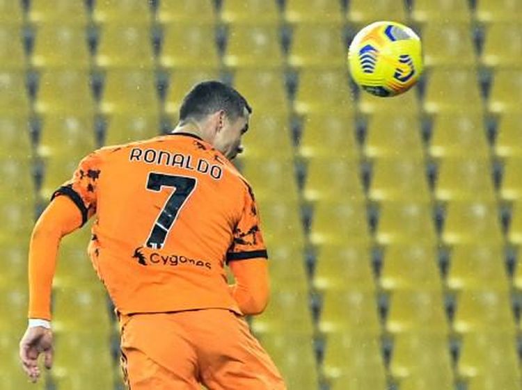 Foto: Bukan Burung, Bukan Pesawat... Ini Ronaldo Lagi Terbang