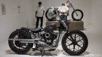 Pengunjung yang hendak melihat beragam motor dan mobil modifikasi yang dipamerkan di pameran tersebut dapat membeli  tiket secara online seharga Rp 80 ribu. 