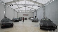 Seorang pengunjung tengah melihat beragam mobil modifikasi yang dipamerkan di ajang Kustomfest 2020 yang digelar di Yogyakarta, Minggu (20/12/2020). 