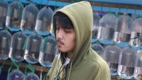 Selain itu, beberapa diantaranya juga tampak menggunakan masker di dahu maupun tak menutupi bagian hidung.