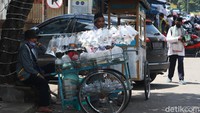 Sejumlah warga tampak beraktivitas di kawasan Pasar Ikan Hias Muara, Kota Bandung, Minggu (20/12/2020).  
