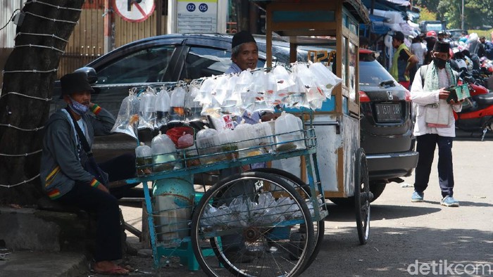 Duh, Masih Ada Warga Kota Bandung yang Abai Protokol Kesehatan Kota Bandung jadi salah satu daerah yang masuk zona merah COVID-19. Meski begitu masih ada sejumlah warga yang abai menerapkan protokol kesehatan.