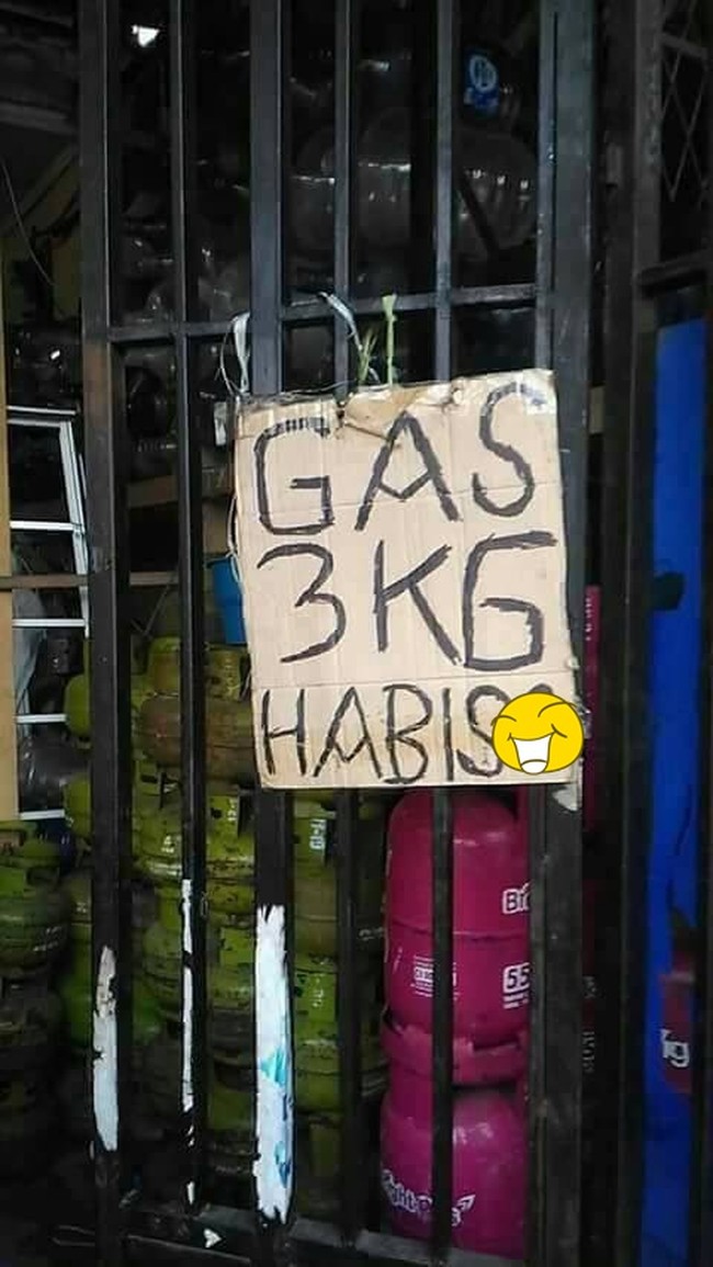 Mungkin gas di belakangnya udah pada habis ya.. Gimana menurut kalian? Foto: Twitter/@nocontextwarung