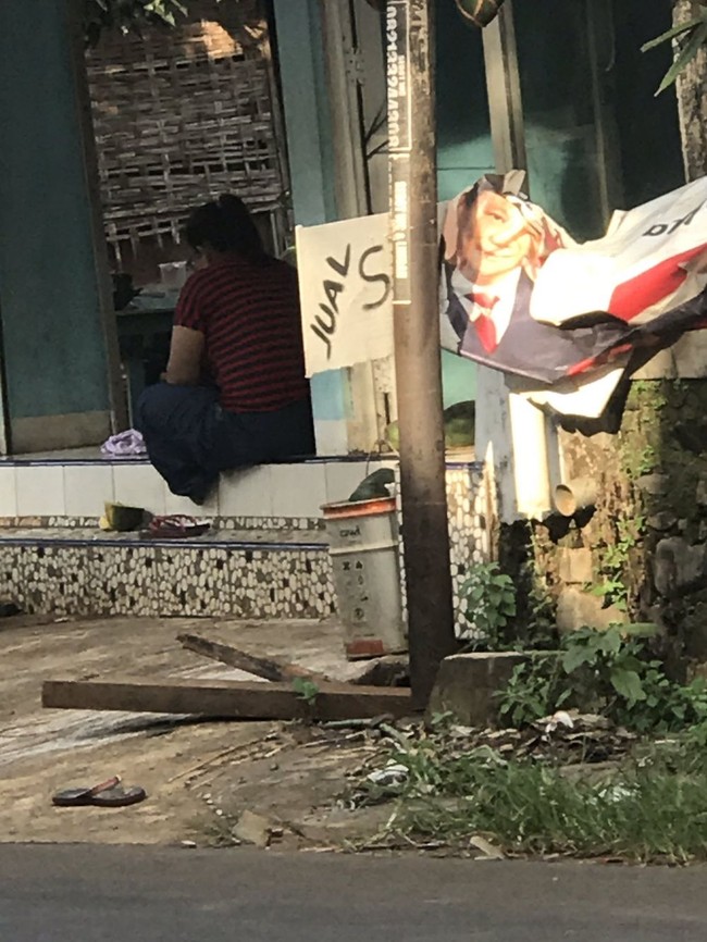 Kira-kira ini jual apa ya? Tulisannya cuma jual S. Yang baca auto gagal paham. Foto: Twitter/@nocontextwarung