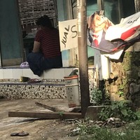 Kira-kira ini jual apa ya? Tulisannya cuma jual S. Yang baca auto gagal paham. Foto: Twitter/@nocontextwarung