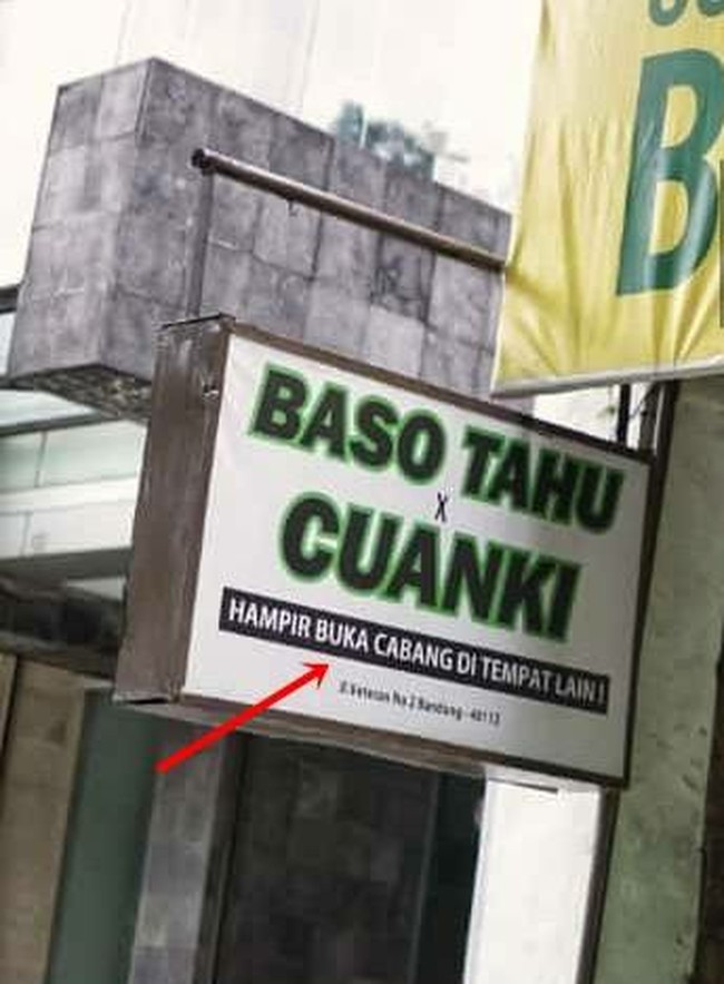 Sungguh pemberitahuan unfaedah dari pedagang yang satu ini. Bikin yang lihat geleng-geleng kepala. Foto: Twitter/@nocontextwarung