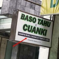 Sungguh pemberitahuan unfaedah dari pedagang yang satu ini. Bikin yang lihat geleng-geleng kepala. Foto: Twitter/@nocontextwarung