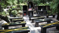 Penerapan protokol kesehatan tersebut terlihat di bagian tempat duduk gereja yang diatur sedemikian rupa agar sesuai dengan penerapan protokol kesehatan yakni pembatasan sosial atau jaga jarak.