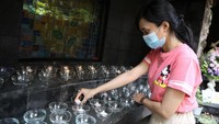 Para petugas yang tengah menghias  Gereja Theresia pun tampak mengenakan masker sebagai salah satu upaya pencegahan penyebaran virus Corona.  