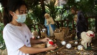 Sejumlah persiapan dilakukan di Gereja Theresia menjelang perayaan Natal, Jakarta, Minggu (20/12/2020).  