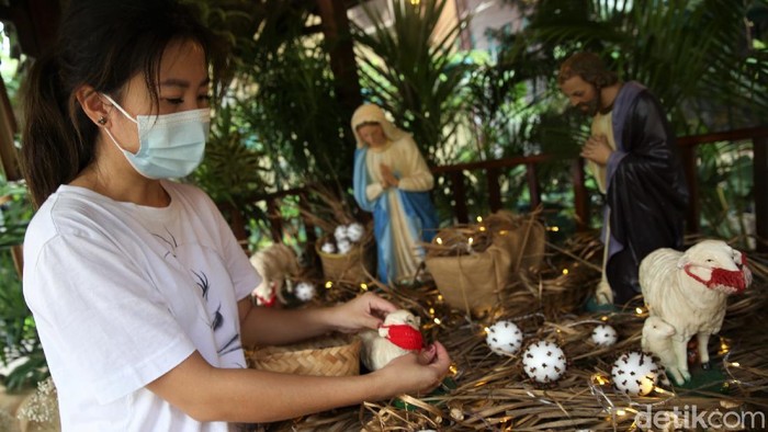 Gereja Theresia Bersolek Menyambut Natal Sejumlah gereja di Jakarta mulai bersolek menjelang perayaan Natal. Salah satunya adalah Gereja Theresia. Seperti apa persiapan Natal di sana?