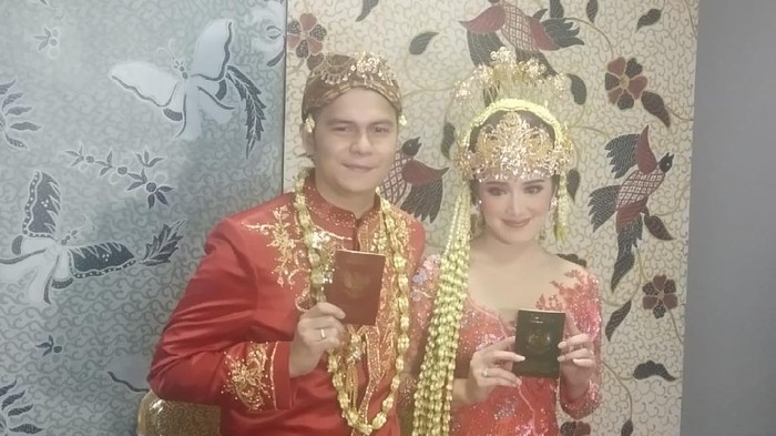 Handika Pratama dan Rosiana Dewi menikah.