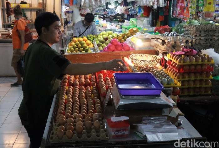 Harga telur ayam di pasar tradisional Kota Bandung mengalami kenaikan. Seperti halnya di Pasar Kosambi, harga telur ayam tembus Rp 29 ribu per kilogram.