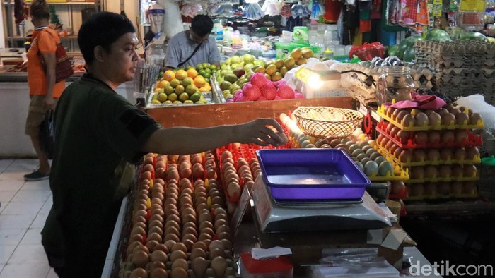 Harga telur ayam di pasar tradisional Kota Bandung mengalami kenaikan. Seperti halnya di Pasar Kosambi, harga telur ayam tembus Rp 29 ribu per kilogram.