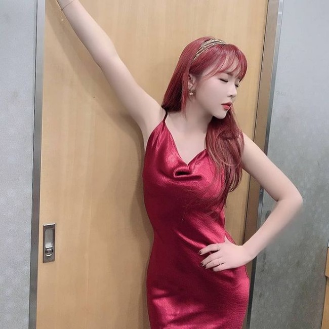 Di dunia hiburan, wanita 35 tahun ini dikenal sebagai penyanyi trot, salah satu genre musik pop Korea Selatan. Trot memiliki gaya musikal khas dengan nada dan cara bernyanyi yang unik. Foto: Instagram/@sambahong