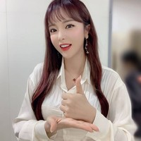 Hong Jin Young dituduh melakukan plagiarisme tesis untuk meraih gelar master. Sempat mengelak atas tuduhan plagiarisme, ia kini minta maaf, hingga menuai kritikan keras. Foto: Instagram/@sambahong