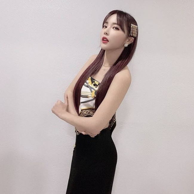 Akhirnya pada Jumat (18/12/2020), Hong Jin Young mengakui perbuatannya dan meminta maaf kepada publik lewat surat terbuka yang diunggah di Instagram. Dia juga menyatakan akan merelakan gelar master dan doktornya dicabut. Foto: Instagram/@sambahong