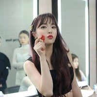 Hong Jin Young mendapatkan gelar master dan doktor dari Universitas Chosun pada 2012. Kala itu dia memegang gelar Bachelor of Commerce, Master of Trade dan Ph.D untuk Bisnis Administrasi. Foto: Instagram/@sambahong