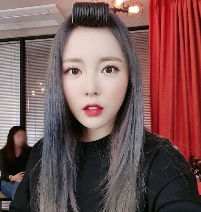 Hong Jin Young sendiri debut di industri musik pada 2007 bersama girlband SWAN. Pada 2009 dia memilih jalur solo karier dan menjadi penyanyi trot. Foto: Instagram/@sambahong