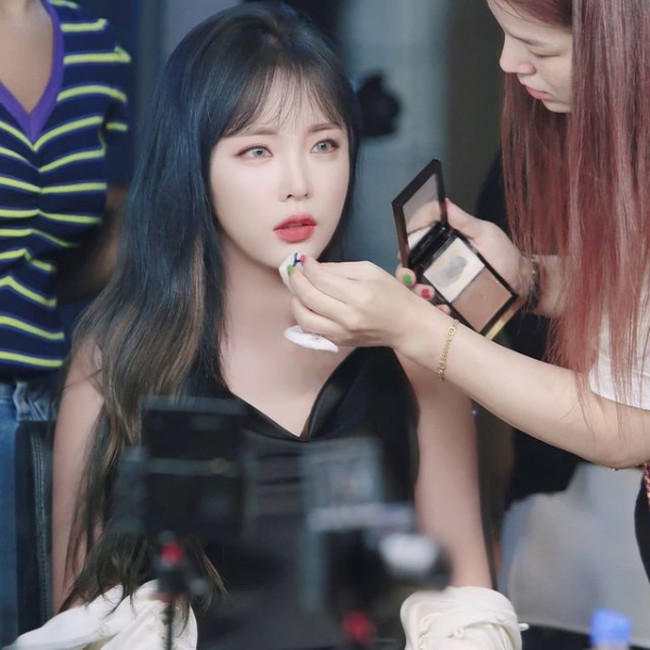 Kasus plagiarisme Hong Jin Young masih bergulir dan sedang diinvestigasi Komite Sekolah Pascasarjana. Keputusannya sendiri baru akan dibuat setelah pertemuan pada 23 Desember 2020. Jika komite memutuskan karya Hong Jin Young adalah jiplakan, maka dua gelar sarjananya akan dicabut.  Foto: Instagram/@sambahong