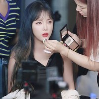 Kasus plagiarisme Hong Jin Young masih bergulir dan sedang diinvestigasi Komite Sekolah Pascasarjana. Keputusannya sendiri baru akan dibuat setelah pertemuan pada 23 Desember 2020. Jika komite memutuskan karya Hong Jin Young adalah jiplakan, maka dua gelar sarjananya akan dicabut.  Foto: Instagram/@sambahong