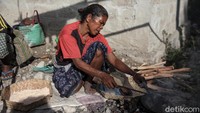 Yesinta merupakan salah satu warga di kawasan Timor Tengah Selatan, NTT, yang menjual kue Akabilan.