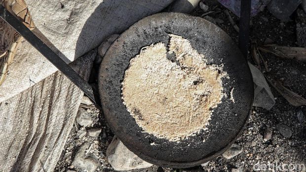 Kue Akabilan merupakan salah satu makanan tradisional khas Malaka, NTT. Makanan itu pun kerap dijajakan warga untuk memenuhi kebutuhan hidup sehari-hari.