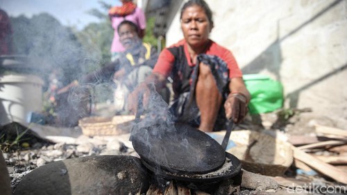 Kue Akabilan merupakan salah satu makanan tradisional khas Malaka, NTT. Makanan itu pun kerap dijajakan warga untuk memenuhi kebutuhan hidup sehari-hari.