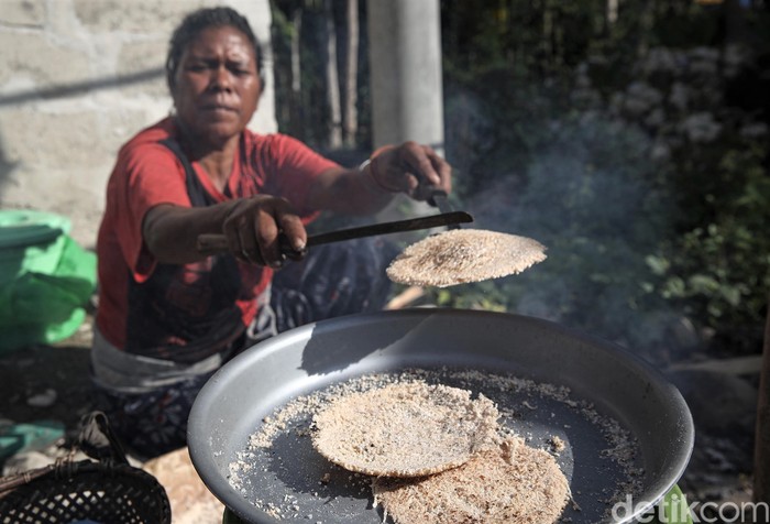 Kue Akabilan merupakan salah satu makanan tradisional khas Malaka, NTT. Makanan itu pun kerap dijajakan warga untuk memenuhi kebutuhan hidup sehari-hari.