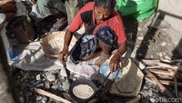 Kue ini dijual dengan harga Rp 5.000 untuk 4 lempeng.