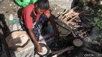 Yesinta Buik (50), penjual kue Akabilan di pasar Alas Tengah membuat kue akabilan untuk dijual kepada pengunjung pasar, Kabupaten Malaka, Timor Tengah Selatan, NTT.