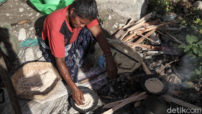 Ini Makanan Khas yang Jadi Sumber Penghasilan Warga Perbatasan Kue Akabilan merupakan salah satu makanan tradisional khas Malaka, NTT. Makanan itu pun kerap dijajakan warga untuk memenuhi kebutuhan hidup sehari-hari.