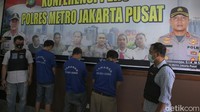 Tiga orang yang diduga sebagai calo jasa pengantar rapid test itu berinisial AS, LY, dan HS. Polisi masih mendalami keterlibatan masing-masing pelaku dalam kasus yang baru terjadi di masa pandemi COVID-19 ini.