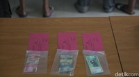 Seperti diketahui, polisi menangkap tiga orang yang diduga sebagai calo yang menawarkan jasa pengantaran rapid test di sekitar pintu masuk Stasiun Pasar Senen. Barang bukti yang diamankan berupa uang tunai.