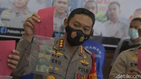 Ketiga terduga calo itu ditangkap dini hari tadi sekitar pukul 01.30 WIB. Mereka berinisial AS, LY, dan HS. Dari tangan AS, polisi menyita barang bukti berupa uang tunai Rp 100 ribu dan dari LY didapati uang tunai Rp 42 ribu.