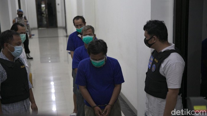 Ini Terduga Calo Rapid Test yang Ditangkap di Stasiun Pasar Senen Polisi tangkap tiga orang yang diduga sebagai calo jasa penyedia rapid test di Stasiun Pasar Senen. Polisi pun masih melakukan penyelidikan terkait kasus itu.