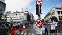Informasi terkait penerapan kawasan rendah emisi di Kota Tua Jakarta terlihat dari sejumlah rambu lalu lintas yang terpasang di area tesebut, Minggu (20/12/2020).