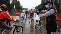 Sejumlah petugas Dishub juga tampak mengatur lalu lintas di kawasan Kota Tua Jakarta. Imbas penerapan kawasan rendah emisi di Kota Tua membuat hanya sejumlah kendaraan yang diizinkan melintasi area itu, salah satunya sepeda. 
