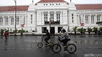 Sejumlah warga bersepeda di kawasan Kota Tua Jakarta yang kini ditetapkan menjadi kawasan rendah emisi di Jakarta.
