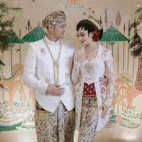 Karina Nadila memilih busana kebaya tradisional saat menikah dengan Rangga Prihartanto pada Desember 2020. Finalis Puteri Indonesia 2017 ini mengenakan kebaya kutu baru rancangan Intan Avantie. Foto: Instagram @karinadila8921