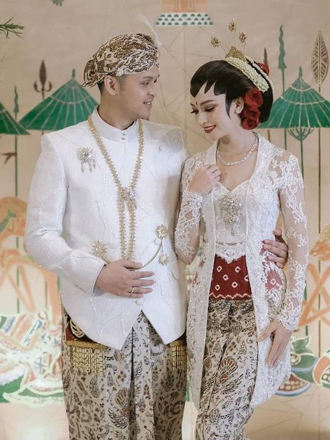 Karina Nadila memilih busana kebaya tradisional saat menikah dengan Rangga Prihartanto pada Desember 2020. Finalis Puteri Indonesia 2017 ini mengenakan kebaya kutu baru rancangan Intan Avantie. Foto: Instagram @karinadila8921