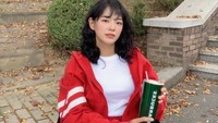 Di sela kesibukkan syutingnya, Sejeong selalu menyempatkan minum kopi. Terlihat sekali kalau ia sangat menyukai kopi dari Starbucks. Foto: Instagram @clean_0828