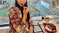 Pergi ke kafe, Sejeong menikmati secangkir kopi hangat dan cake. Foto: Instagram @clean_0828