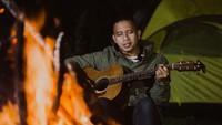 Di Konser dari Jauh The Rain membawakan sejumlah lagu, baik yang baru hingga lawas, dengan aransemen akustik. Foto: The Rain
