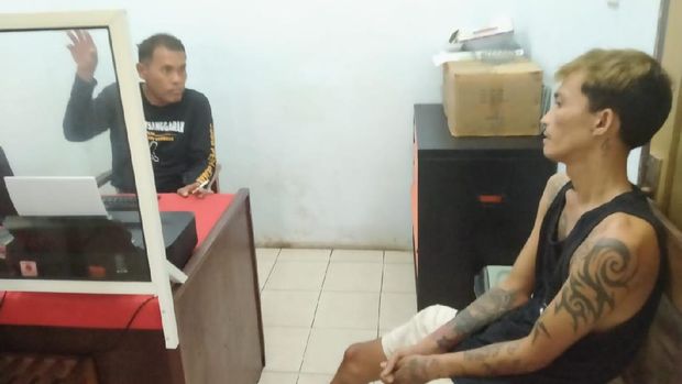 maling yang tertidur di atas genting dibawa ke kantor polisi